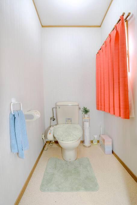 Апартаменты 鶴橋駅徒歩2分 トイレ浴室複数あり3階建て一軒家車庫付き Осака Экстерьер фото