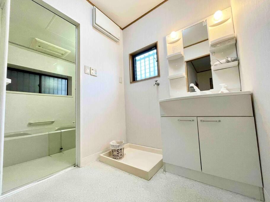 Апартаменты 鶴橋駅徒歩2分 トイレ浴室複数あり3階建て一軒家車庫付き Осака Экстерьер фото