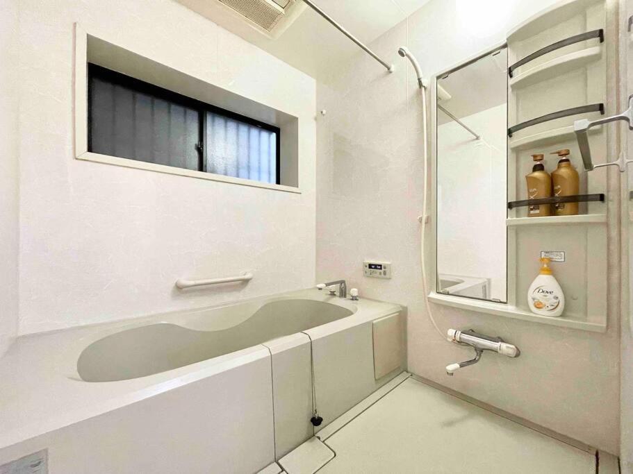 Апартаменты 鶴橋駅徒歩2分 トイレ浴室複数あり3階建て一軒家車庫付き Осака Экстерьер фото