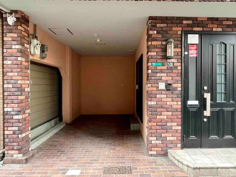 Апартаменты 鶴橋駅徒歩2分 トイレ浴室複数あり3階建て一軒家車庫付き Осака Экстерьер фото
