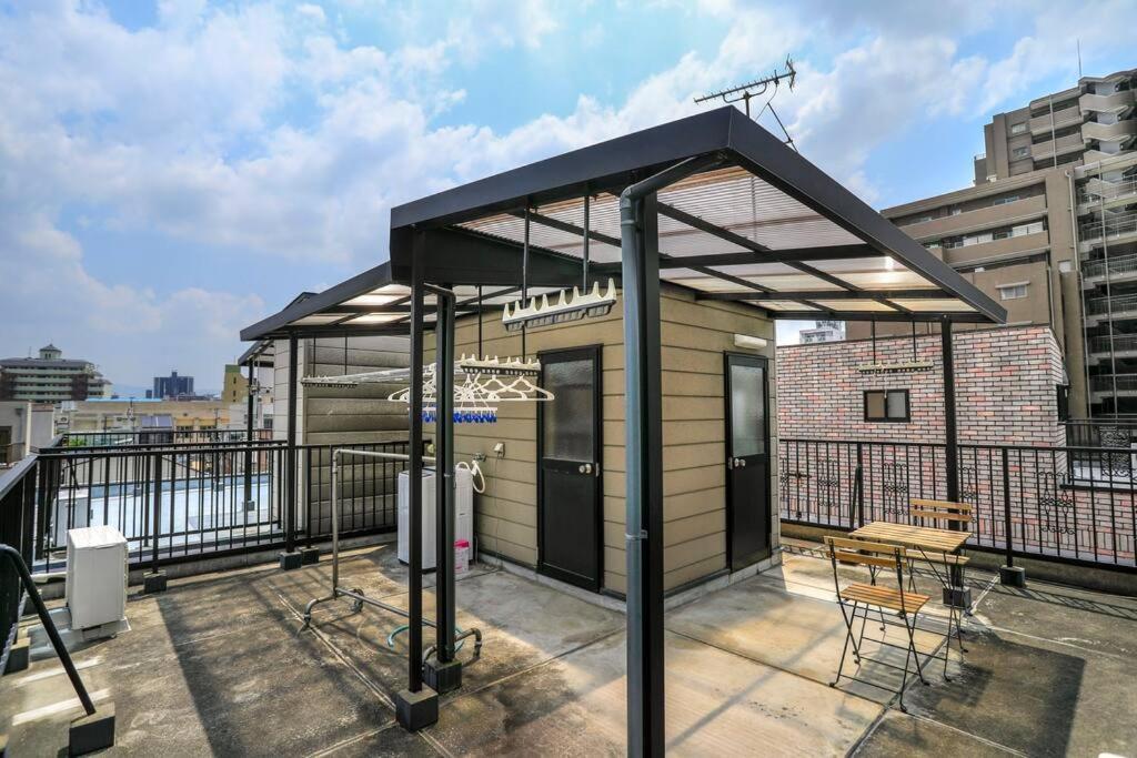 Апартаменты 鶴橋駅徒歩2分 トイレ浴室複数あり3階建て一軒家車庫付き Осака Экстерьер фото