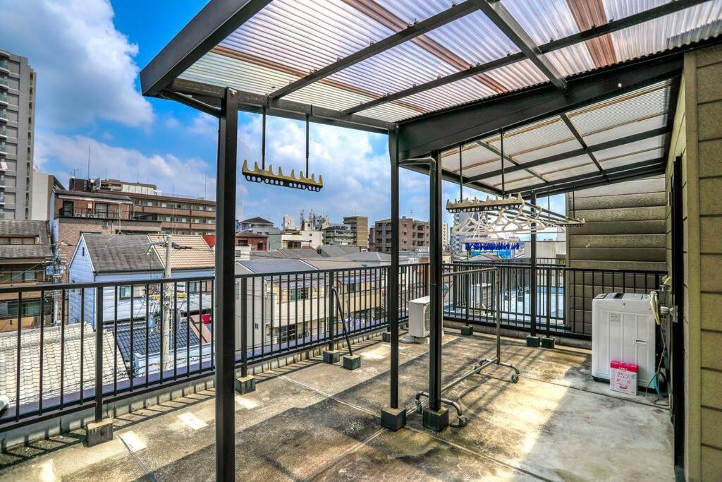 Апартаменты 鶴橋駅徒歩2分 トイレ浴室複数あり3階建て一軒家車庫付き Осака Экстерьер фото