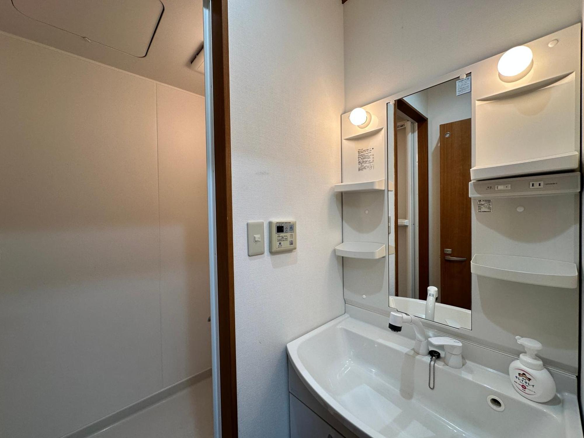 Апартаменты 鶴橋駅徒歩2分 トイレ浴室複数あり3階建て一軒家車庫付き Осака Экстерьер фото